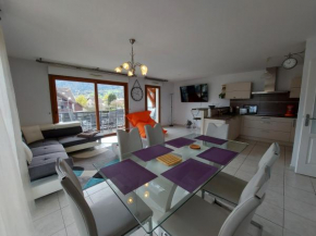 Au cœur de St Jorioz, spacieux appartement avec terrasse et vue montagne.